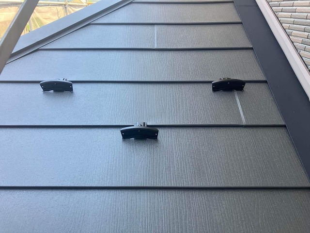 金属屋根に取り付けた雪止め金物